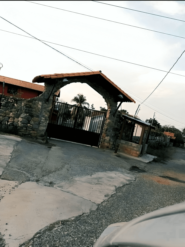 Imagen de Casa: 🏠 Casa El Manzano 350m² en Urbanización Las Lomas, El Manzano, Barquisimeto., Lara-Iribarren. 2 habitaciones, 2 baños, 90 m². En Venta.