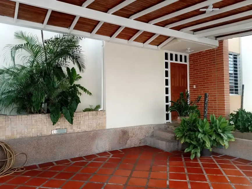 Imagen de Casa: 🏡 Casa Villa Esmeralda en Urbanización Villa Esmeralda, Autopista intercomunal Barquisimeto-Acarigua., Lara-Iribarren. 3 habitaciones, 3.5 baños, 198 m². En Venta.