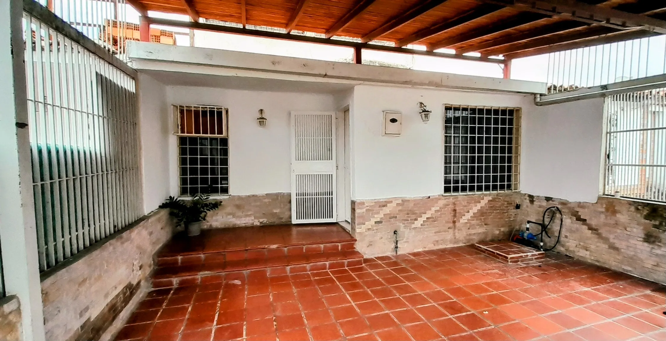 Imagen de Casa: 🏠 Casa El Amanecer en Urbanización El Amanecer, Municipio Palavecino, Parroquia José Gregorio Bastidas, Cabudare, Estado Lara, Lara-Palavecino. 4 habitaciones, 3 baños, 200 m². En Venta.