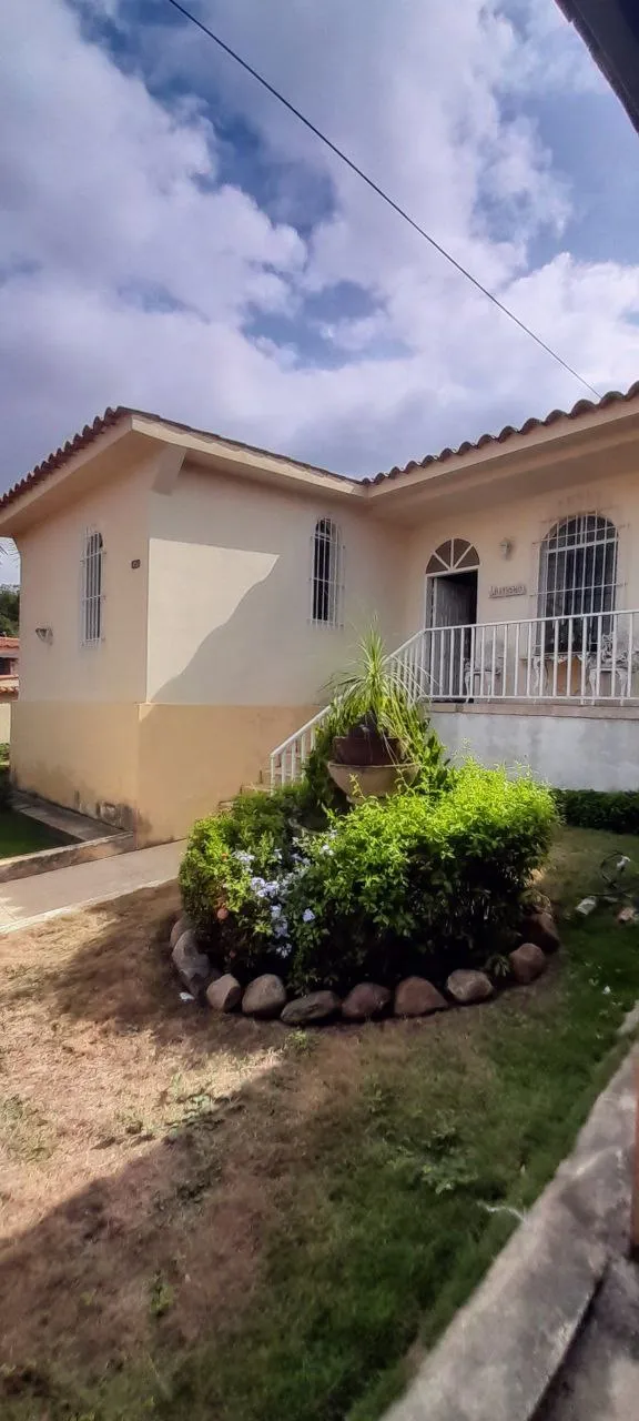 Imagen de Casa Quinta: 🏡 Casa Quinta Colinas Santa Rosa en Urb. Colinas de Santa Rosa Sur, Lara-Barquisimeto. 5 habitaciones, 5 baños, 281.2 m². En Venta.