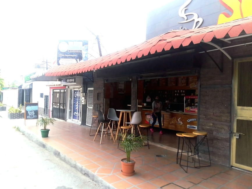 Imagen de Casa Comercial: 🏠 Casa Comercial Fundalara en Avenida Principal Caroní, Fundalara, Barquisimeto, Lara-Iribarren. 4 habitaciones, 5 baños, 275 m². En Venta.